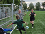 Laatste training S.K.N.W.K. JO11-1JM (partijtje tegen de ouders) van maandag 27 mei 2024 (124/137)